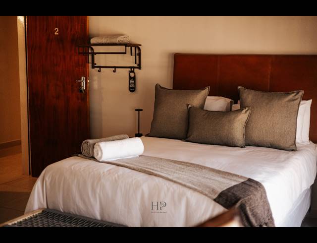 7 BEDROOM LODGE FOR SALE IN WATERKLOOF AH